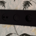 Marco triple de aluminio Tweny con doble interruptor y enchufes