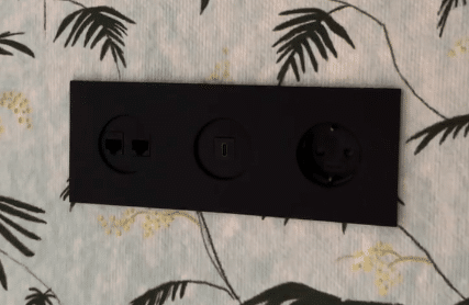 Marco triple de aluminio Tweny con doble interruptor y enchufes